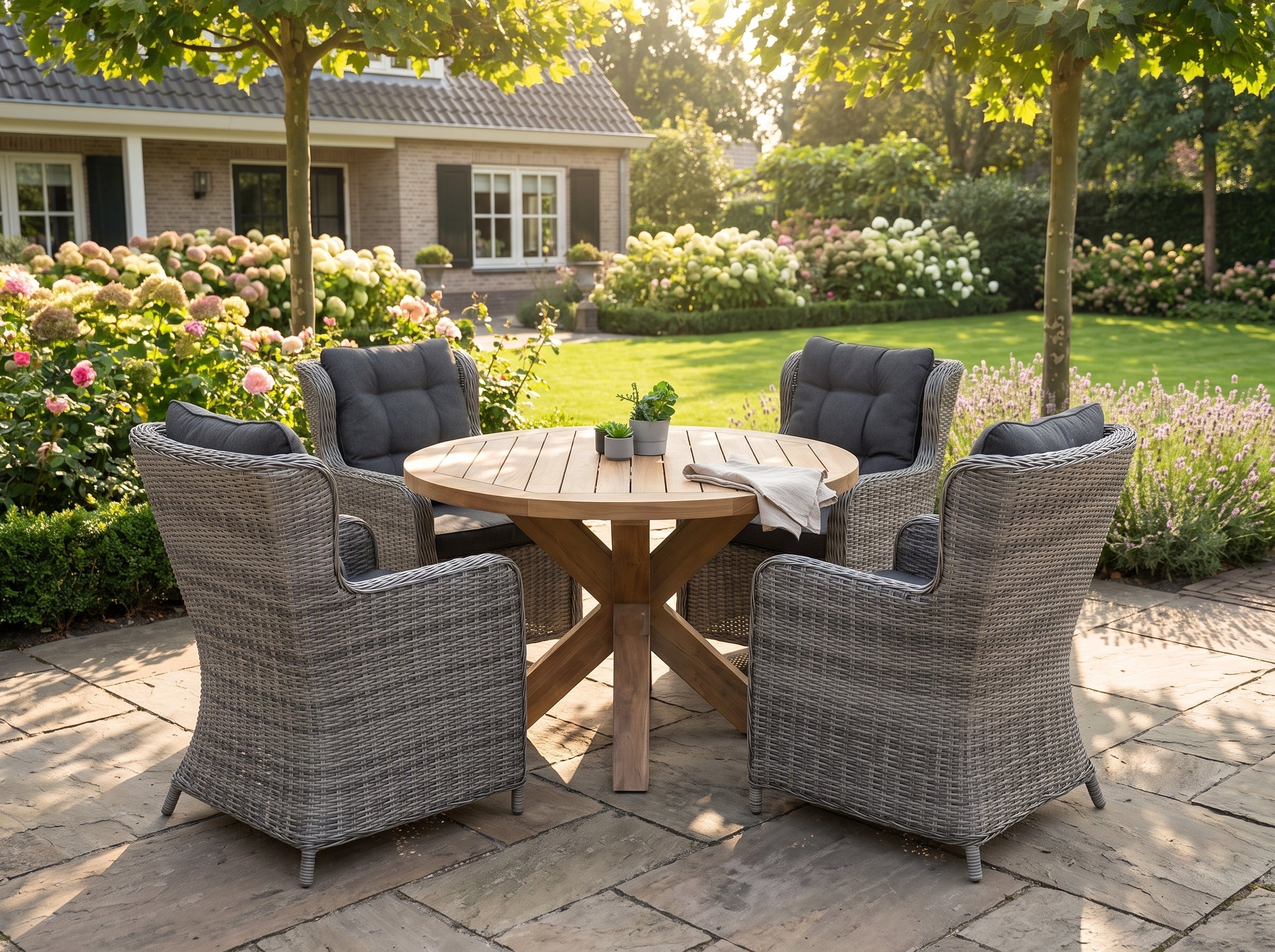 Surakarta-Delano Tuinset 4 Personen - Teak / Natural Grey in einem stimmungsvollen Garten - Outnest Gartenmöbel