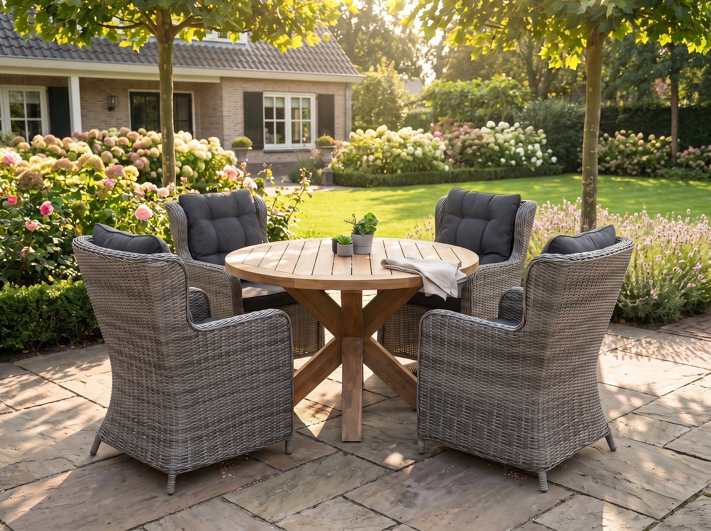 Surakarta-Delano Tuinset 4 Personen - Teak / Natural Grey in einem stimmungsvollen Garten - Outnest Gartenmöbel