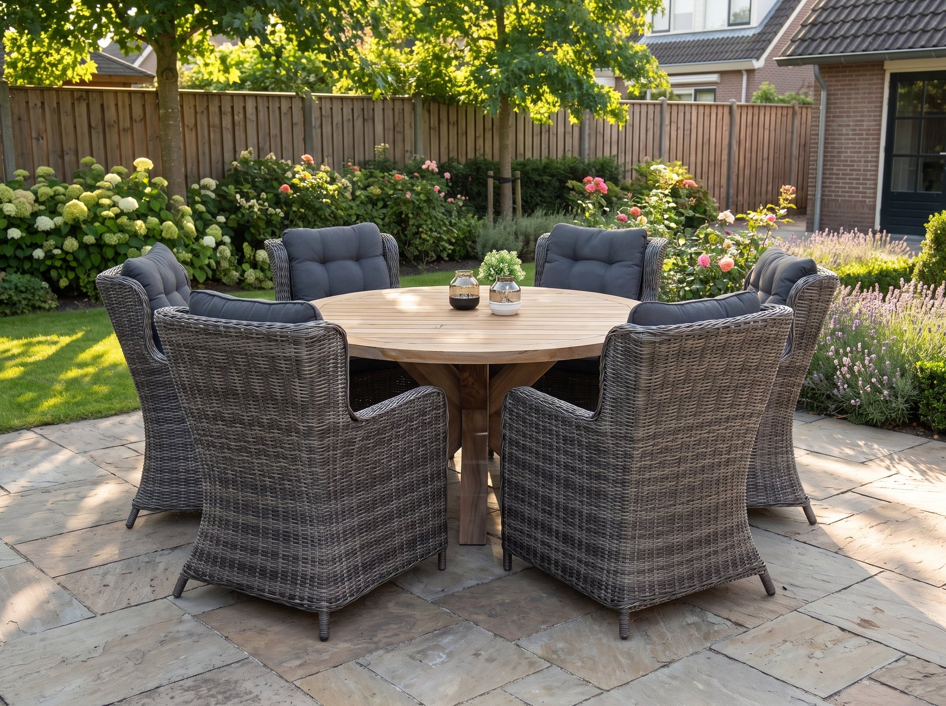 Surakarta-Delano Tuinset 6 Personen - Teak / Kobo Grey in einem stimmungsvollen Garten - Outnest Gartenmöbel