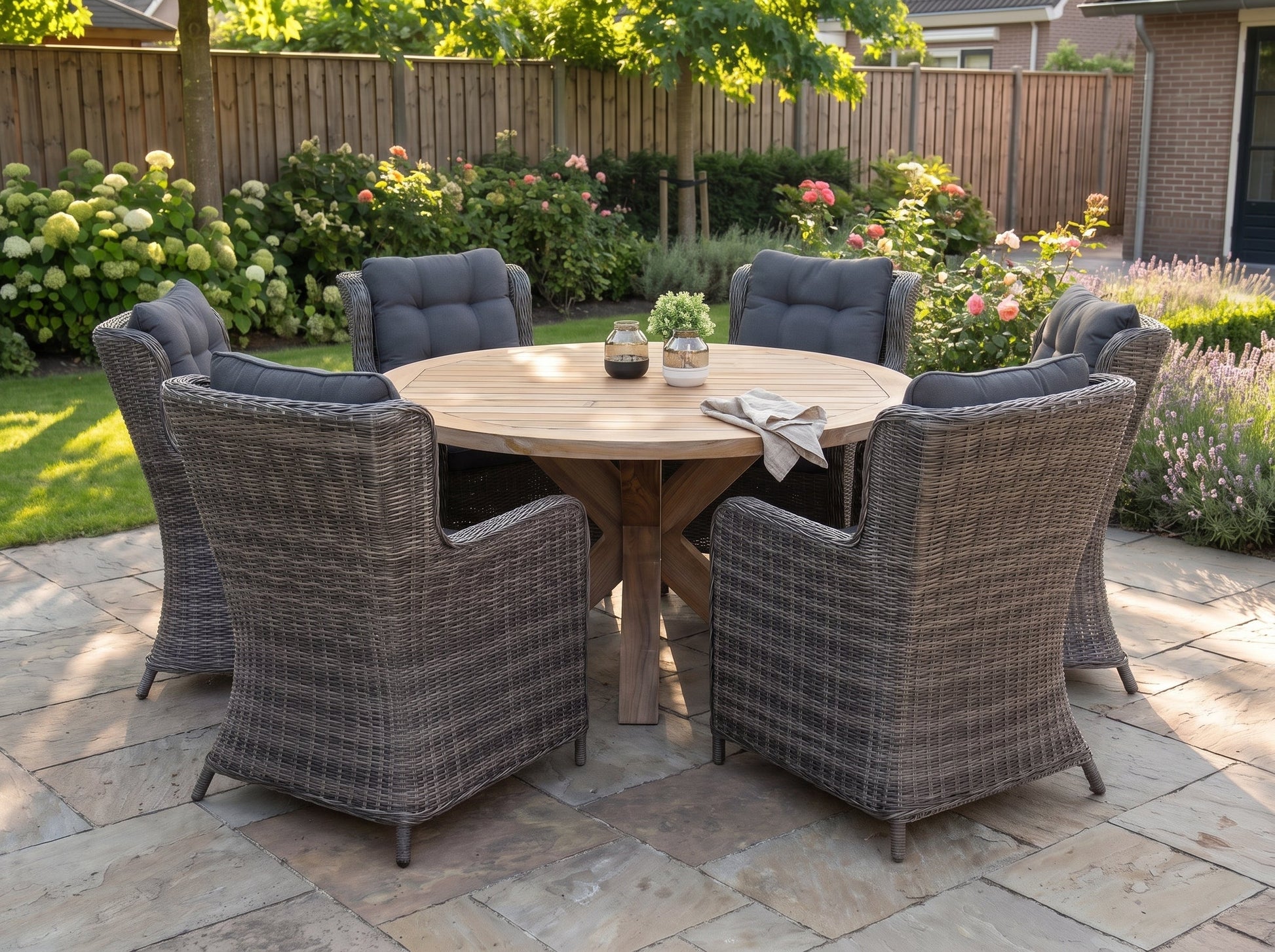 Surakarta-Delano Tuinset 6 Personen - Teak / Kobo Grey in einem stimmungsvollen Garten - Outnest Gartenmöbel
