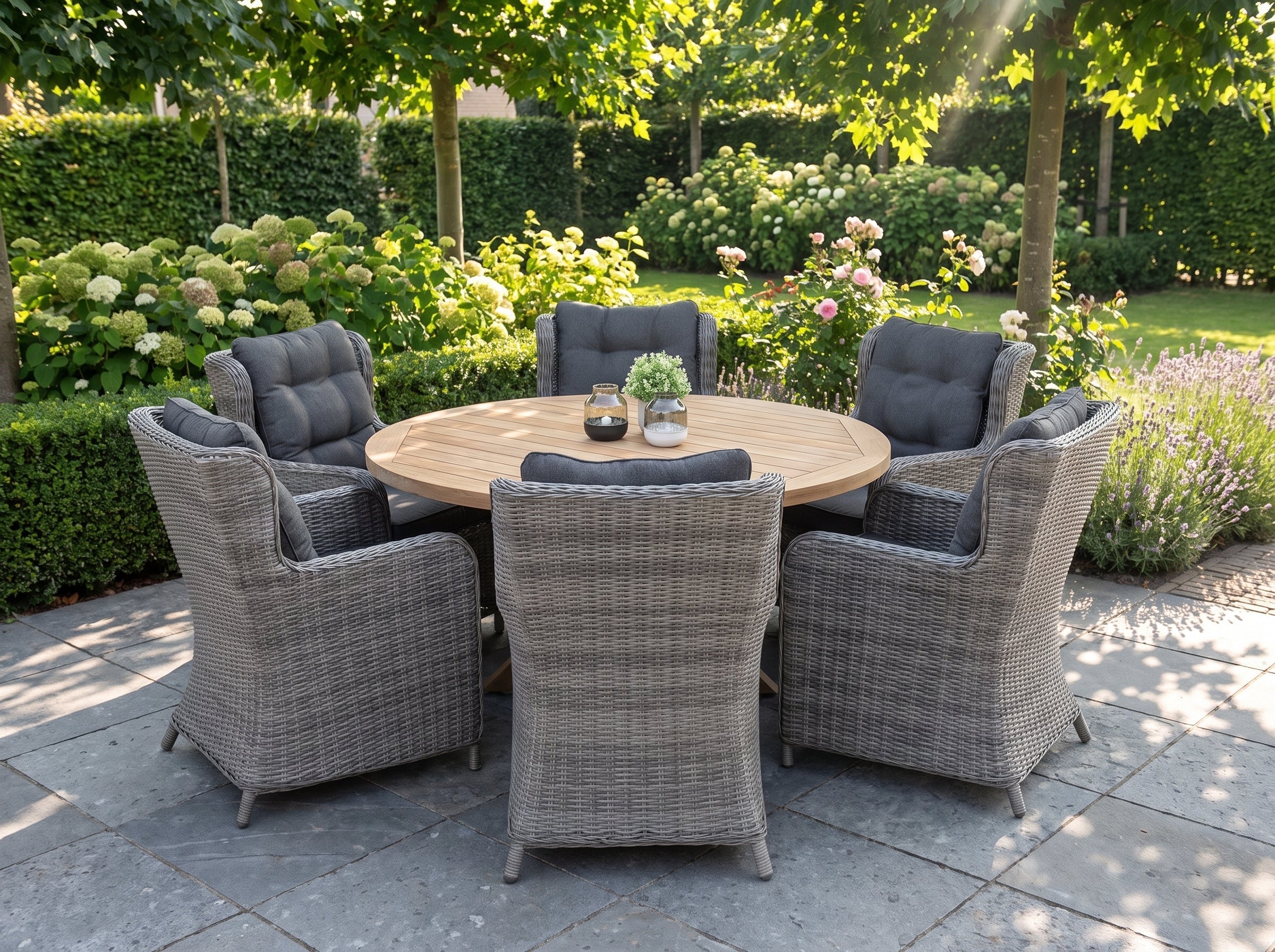 Surakarta-Delano Tuinset 6 Personen - Teak / Natural Grey in einem stimmungsvollen Garten - Outnest Gartenmöbel