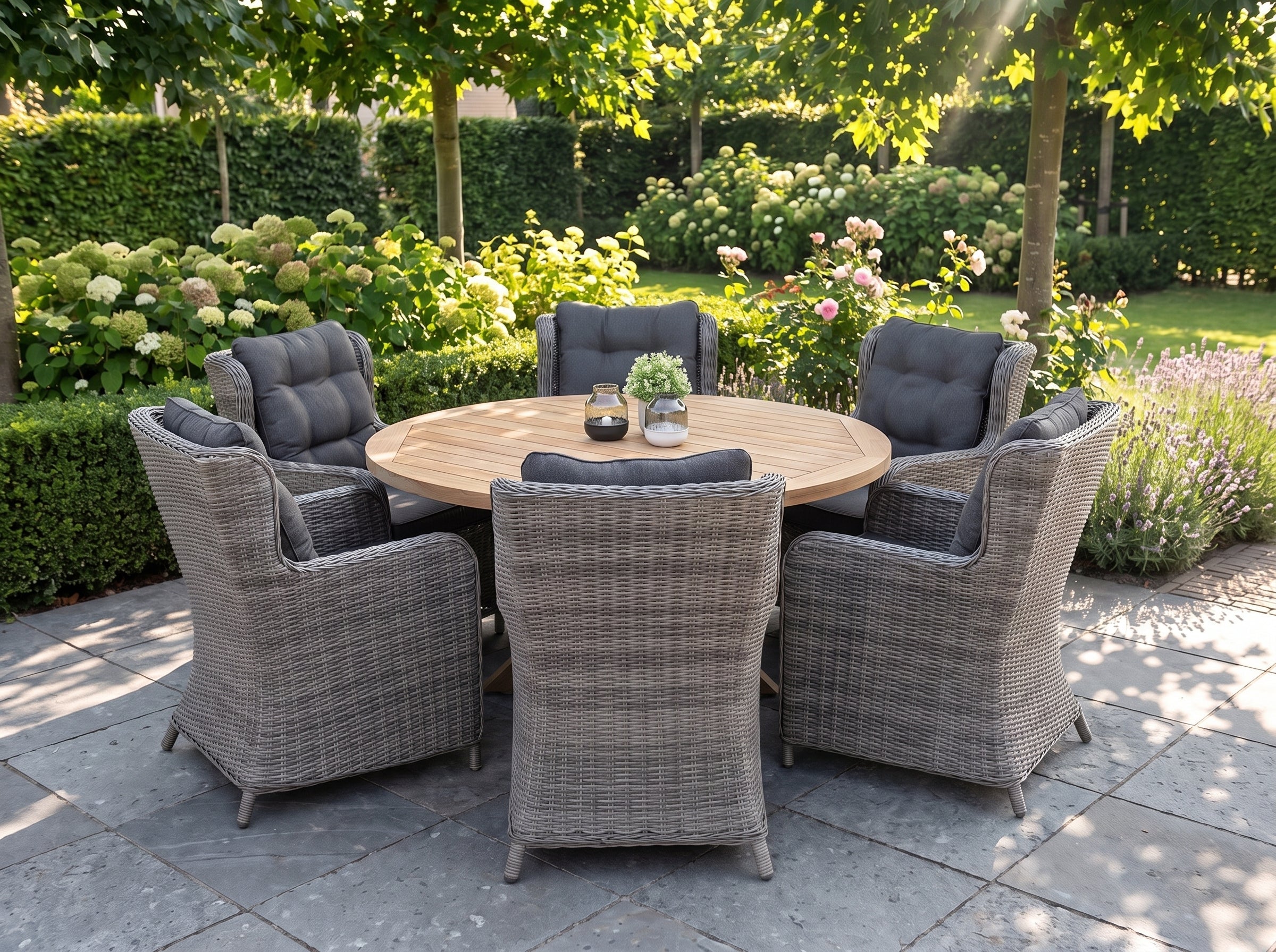 Surakarta-Delano Tuinset 6 Personen - Teak / Natural Grey in einem stimmungsvollen Garten - Outnest Gartenmöbel