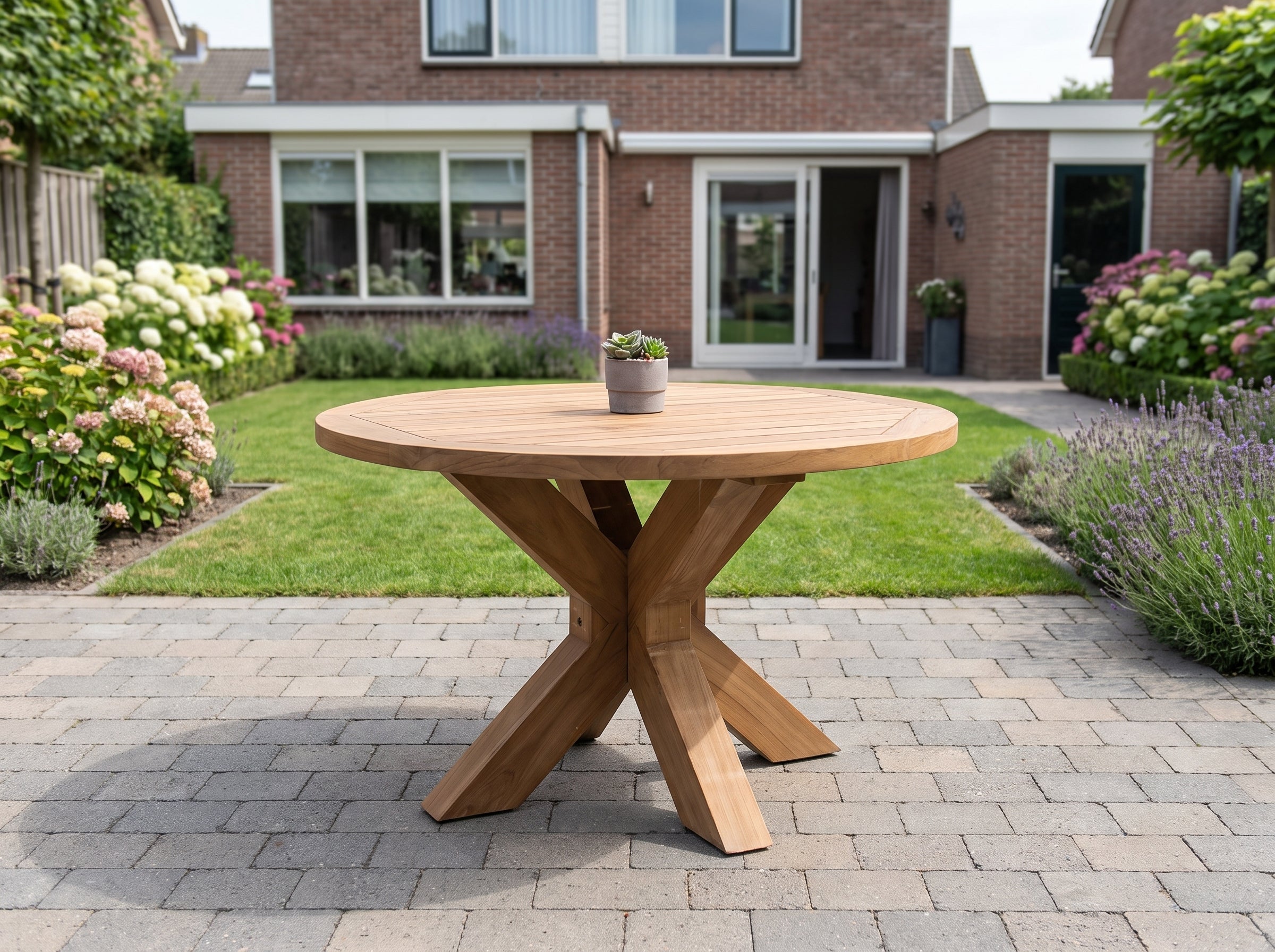 Surakarta Ronde Tuintafel 120 cm in einem stimmungsvollen Garten - Outnest Gartenmöbel