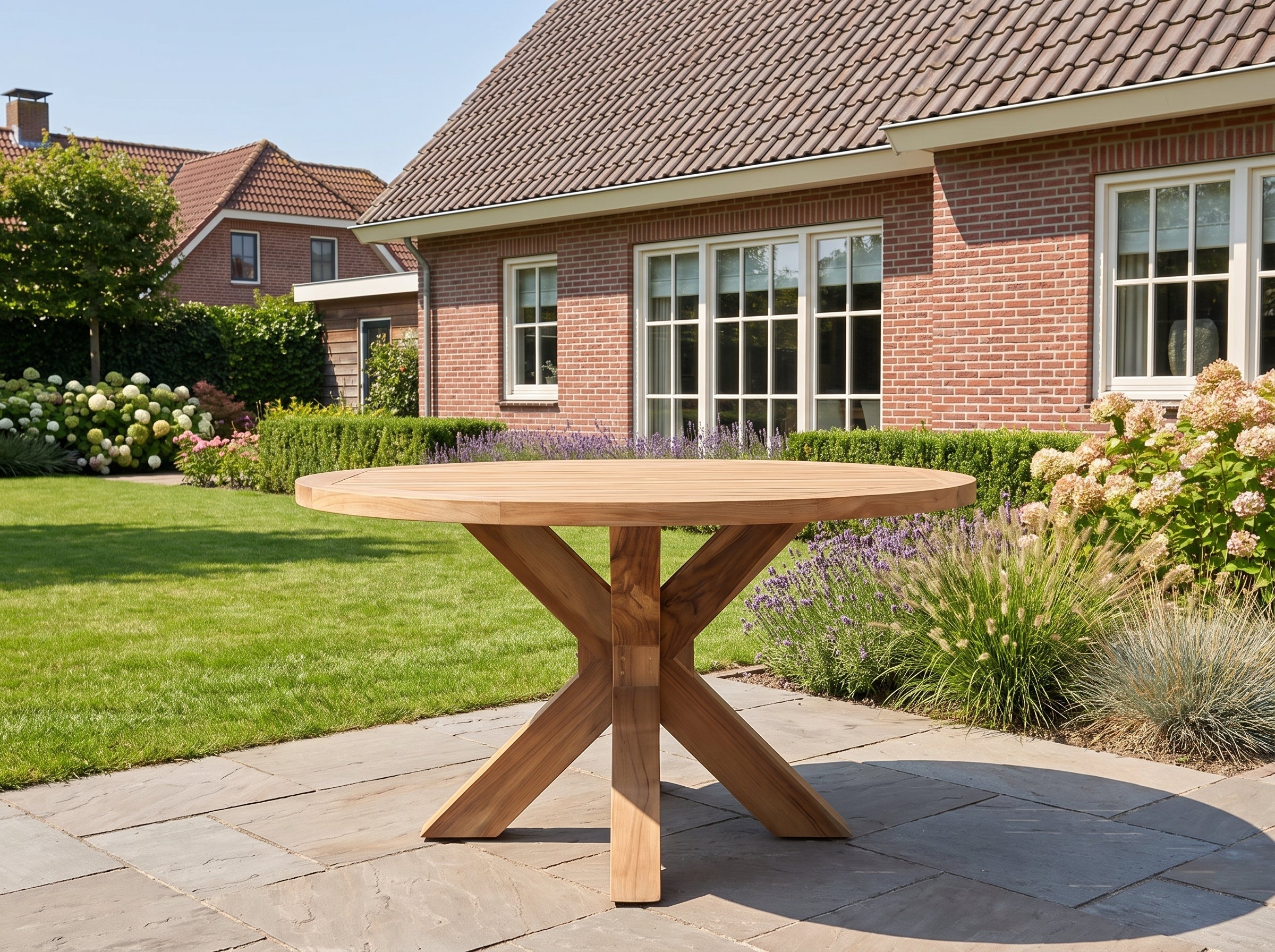 Surakarta Ronde Tuintafel Teak 150 cm in einem stimmungsvollen Garten - Outnest Gartenmöbel