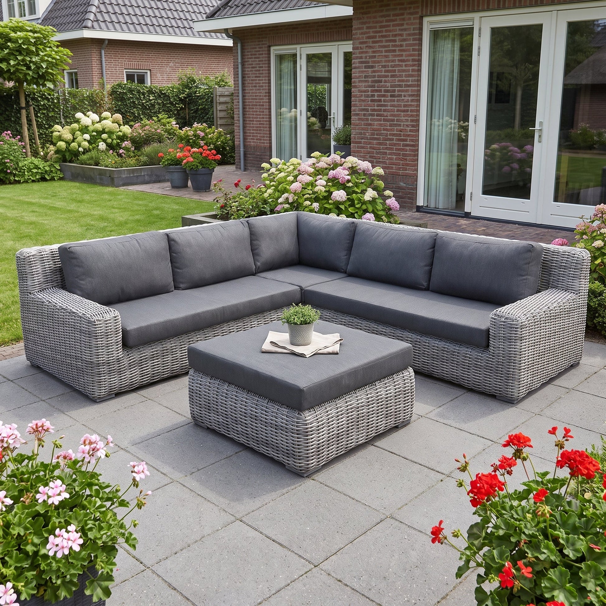 Vallemara Hoek Loungeset - Faded Grey in einem stimmungsvollen Garten - Outnest Gartenmöbel