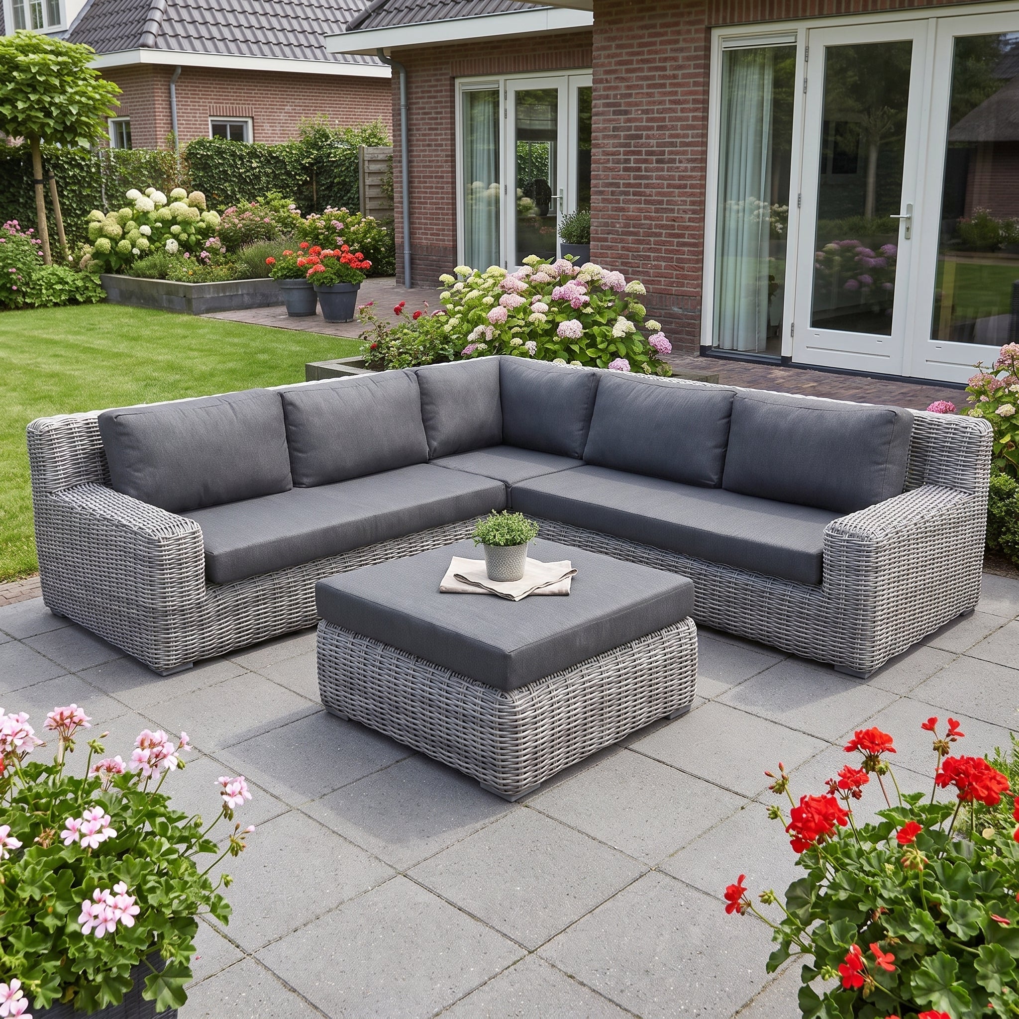 Vallemara Hoek Loungeset - Faded Grey in einem stimmungsvollen Garten - Outnest Gartenmöbel