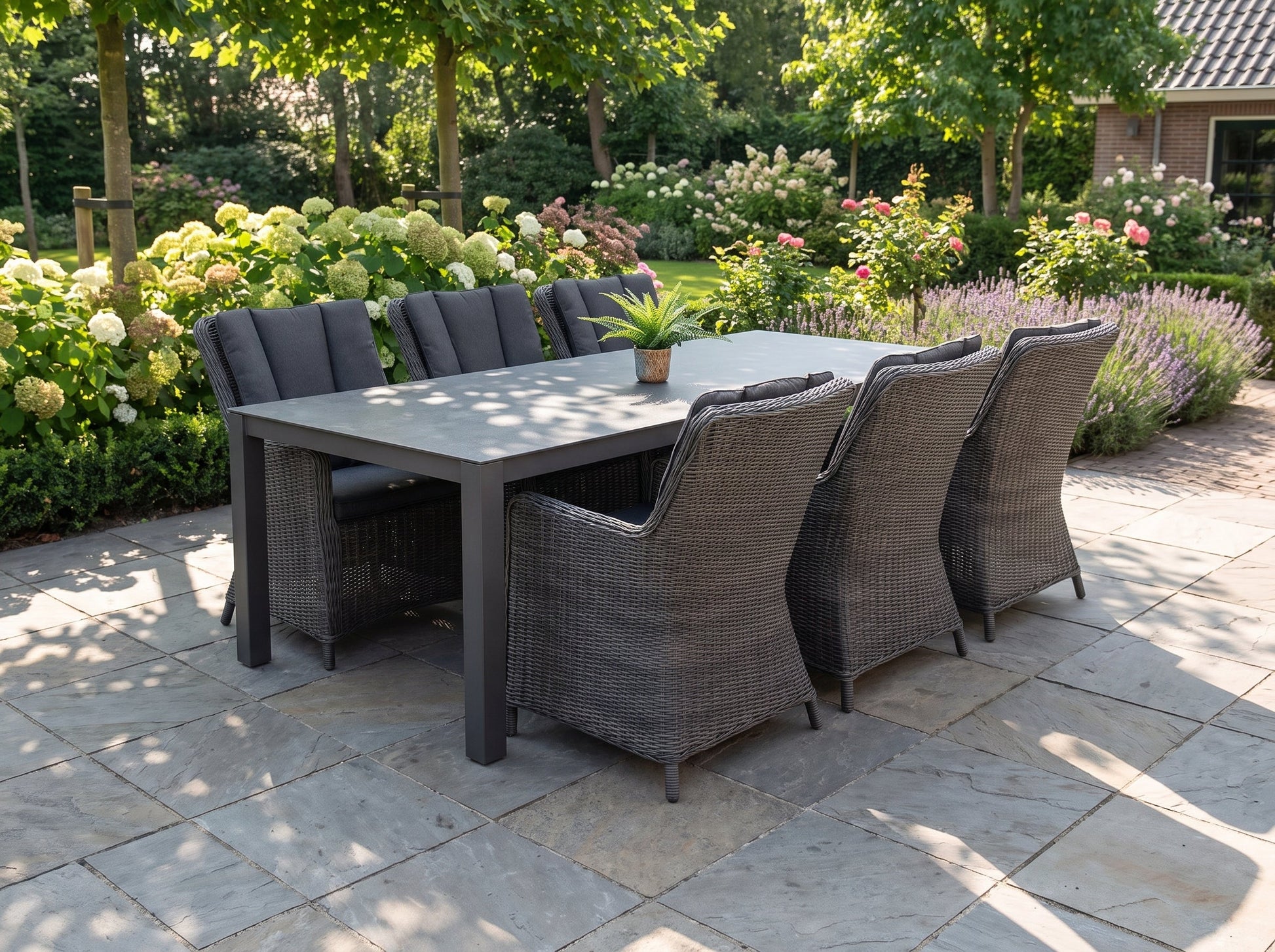Veneto-Avalon Tuinset 6 Personen - Keramisch blad / Rock Grey in einem stimmungsvollen Garten - Outnest Gartenmöbel