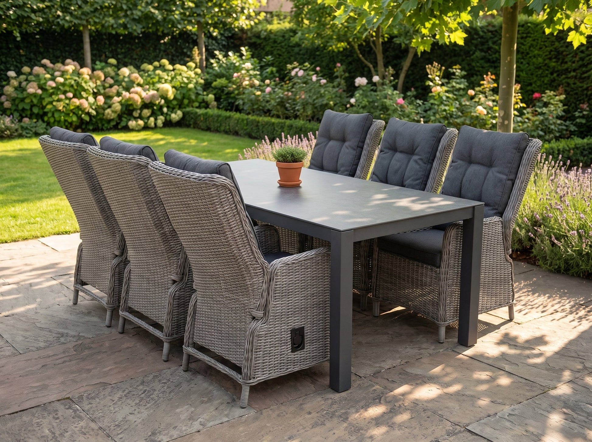 Veneto-Marling Verstelbare Tuinset 6 Personen - Keramisch blad / Natural Grey in einem stimmungsvollen Garten - Outnest