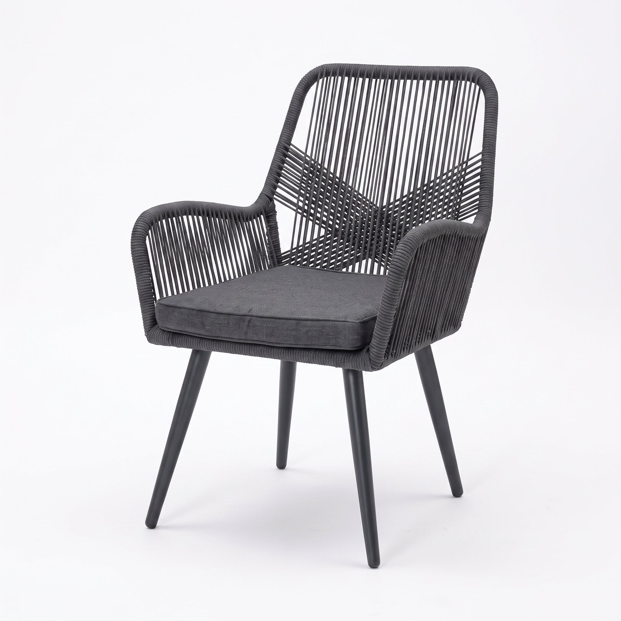 Villenova Tuinstoel | Dining - Anthracite in einem stimmungsvollen Garten - Outnest Gartenmöbel