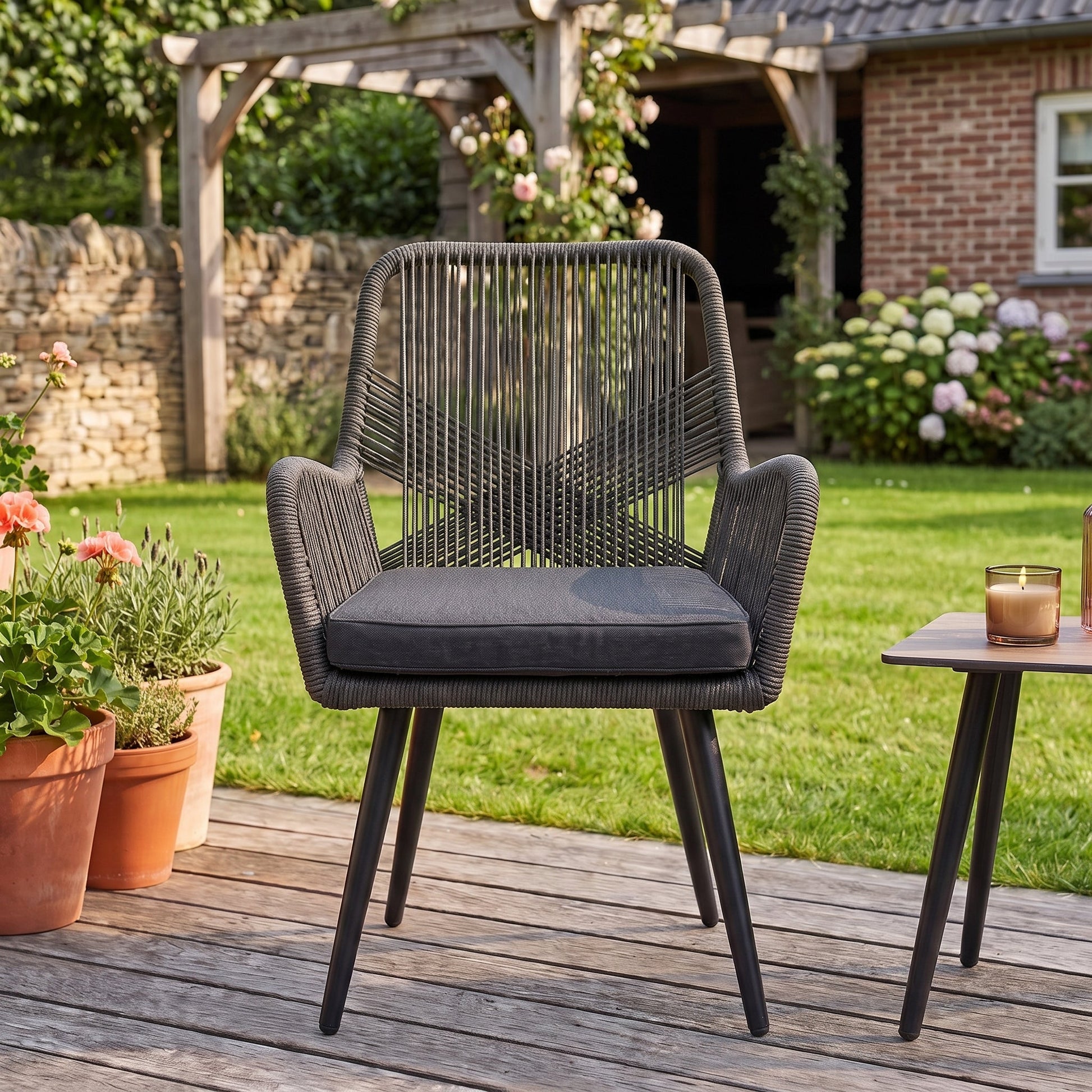 Villenova Tuinstoel | Dining - Anthracite in einem stimmungsvollen Garten - Outnest Gartenmöbel