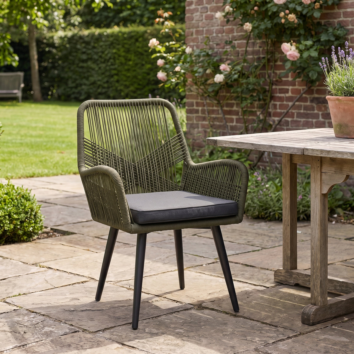 Villenova Tuinstoel | Dining - Olive Green in een sfeervolle tuin - Outnest tuinmeubelen