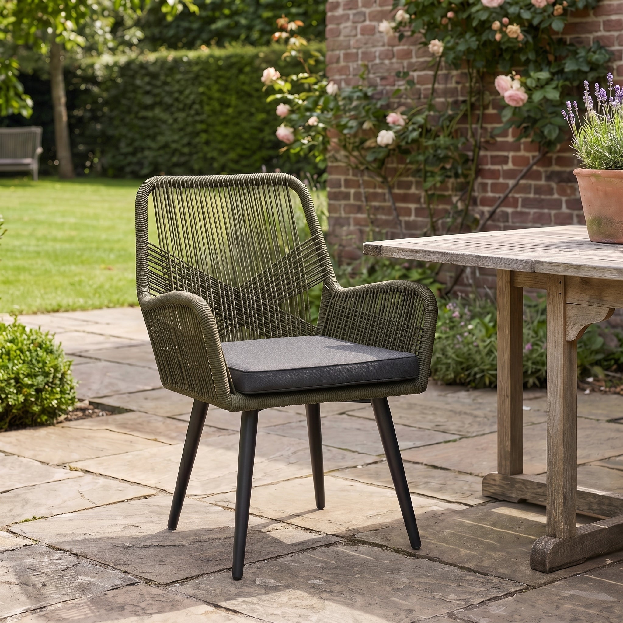 Villenova Tuinstoel | Dining - Olive Green in einem stimmungsvollen Garten - Outnest Gartenmöbel