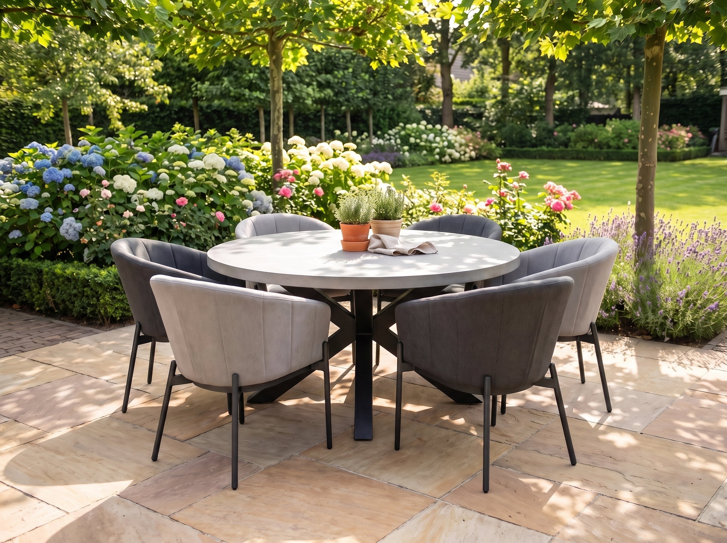 Voula-Biscayne Tuinset 6 Personen - Polystone / Anthracite / Beige in einem stimmungsvollen Garten - Outnest Gartenmöbel