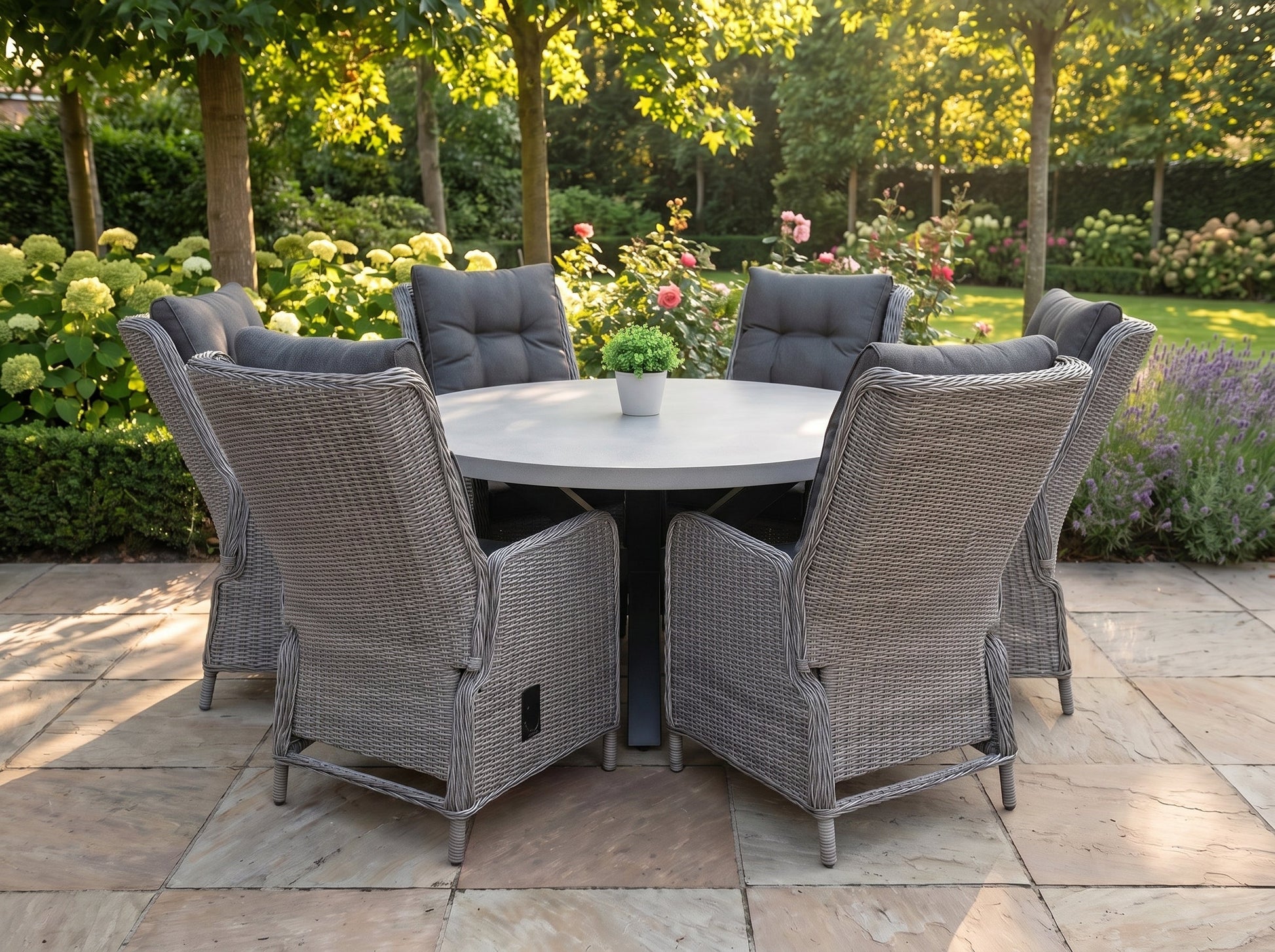 Voula-Marling Verstelbare Tuinset 6 Personen - Polystone / Natural Grey in einem stimmungsvollen Garten - Outnest Gartenmöbel