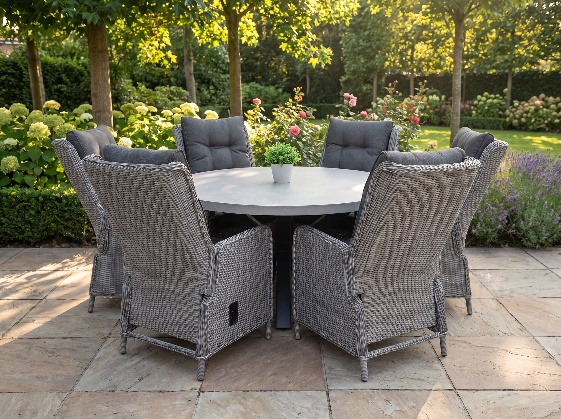 Voula-Marling Verstelbare Tuinset 6 Personen - Polystone / Natural Grey in einem stimmungsvollen Garten - Outnest Gartenmöbel