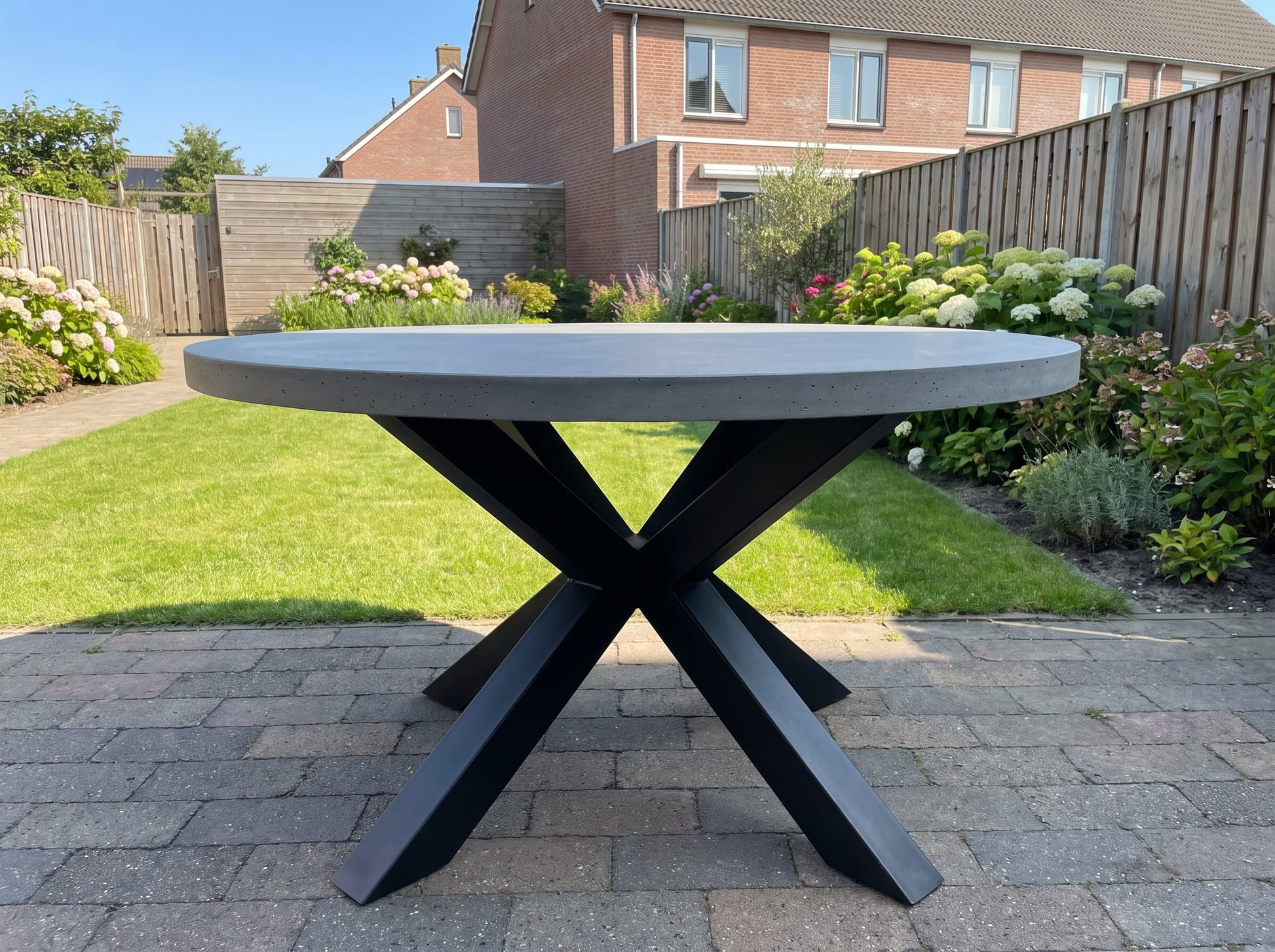 Voula Ronde Tuintafel 130 cm in einem stimmungsvollen Garten - Outnest Gartenmöbel