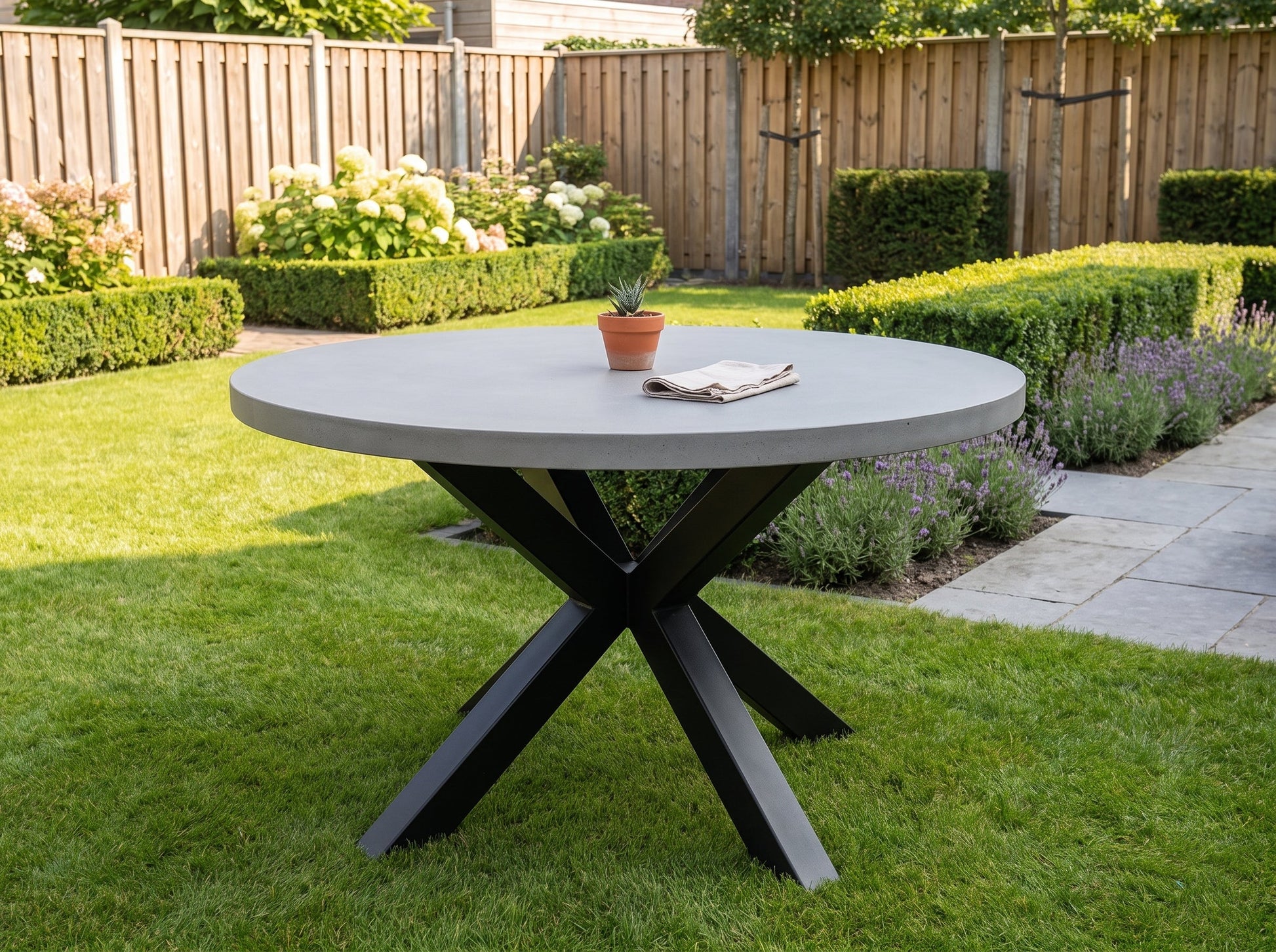 Voula Ronde Tuintafel 150 cm in einem stimmungsvollen Garten - Outnest Gartenmöbel