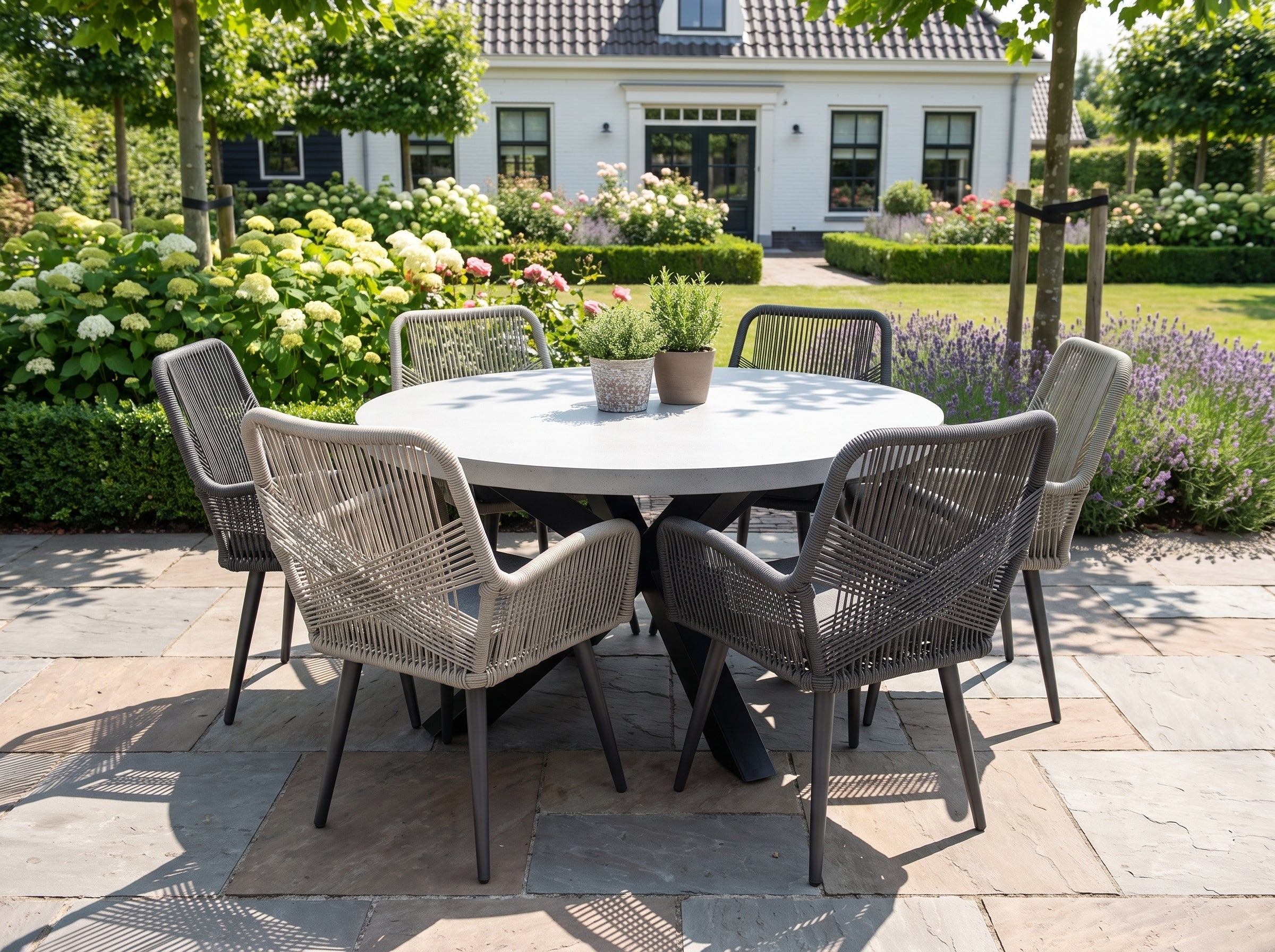 Voula-Villenova Tuinset 6 Personen - Polystone / Anthracite / Faded Sand / Olive Green in einem stimmungsvollen Garten -