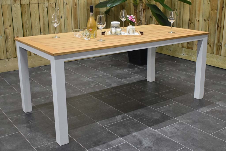 Gartentische aus Polywood, Polystone und Echtholz